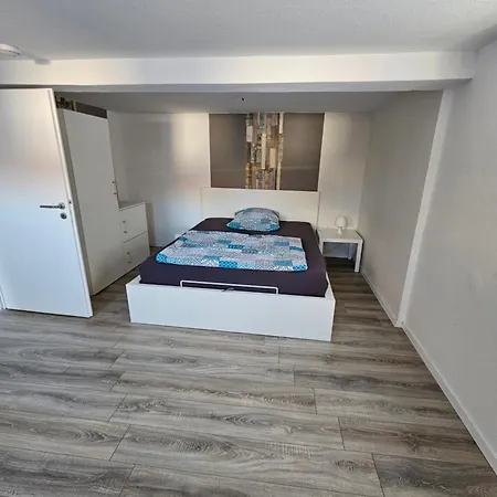 Mit Ueberdachten Freisitz Und Garten In Apartment *